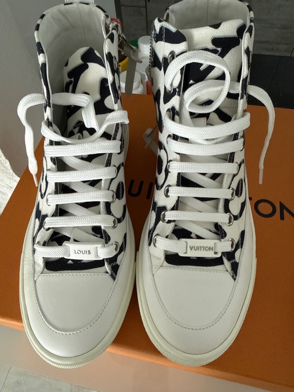 LV sneaker - Picture 2 of 5